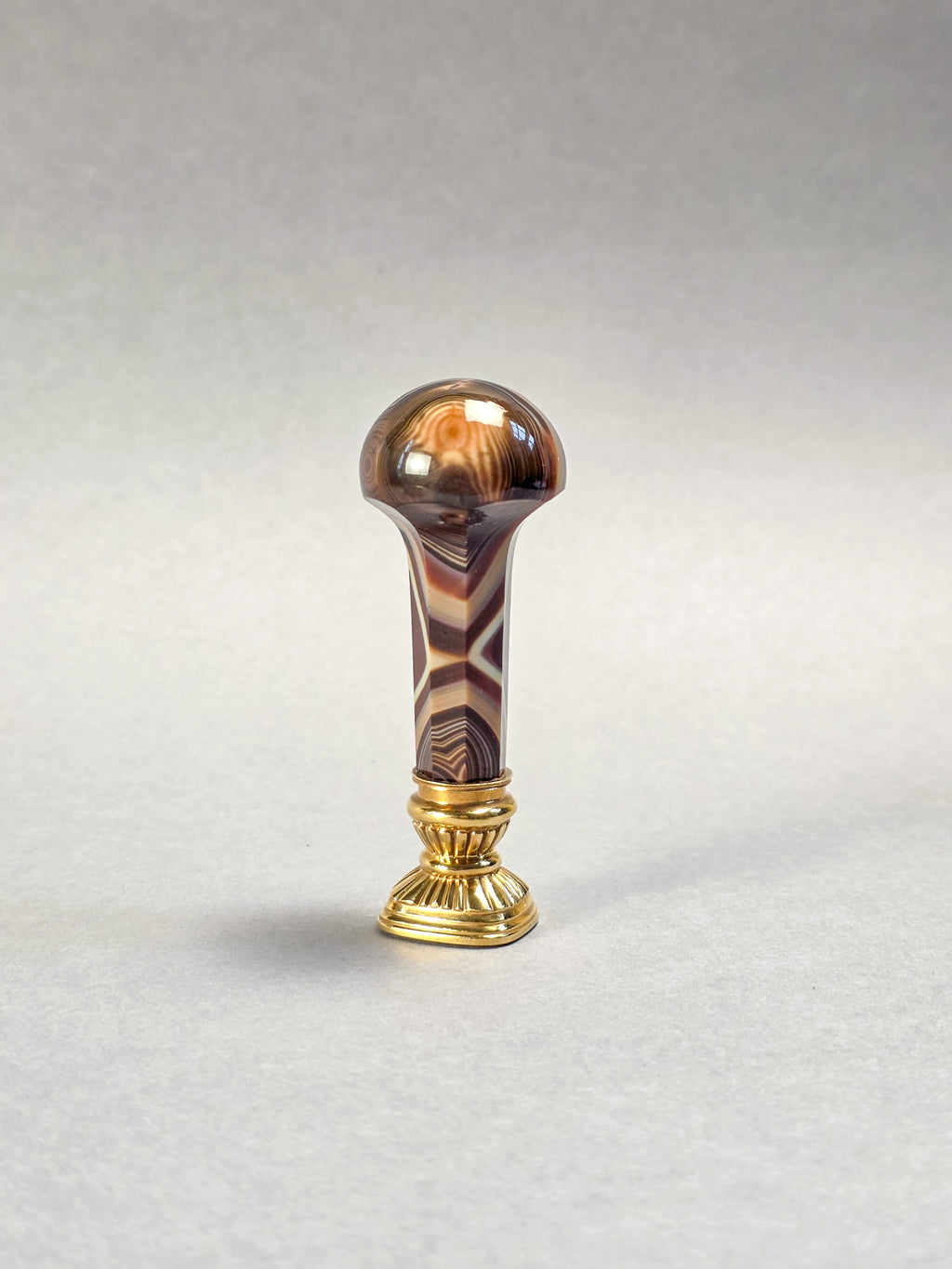 THE ALTHORP SEAL A LATE 19TH CENTURY BANDED AGATE AND GOLD DESK SEAL