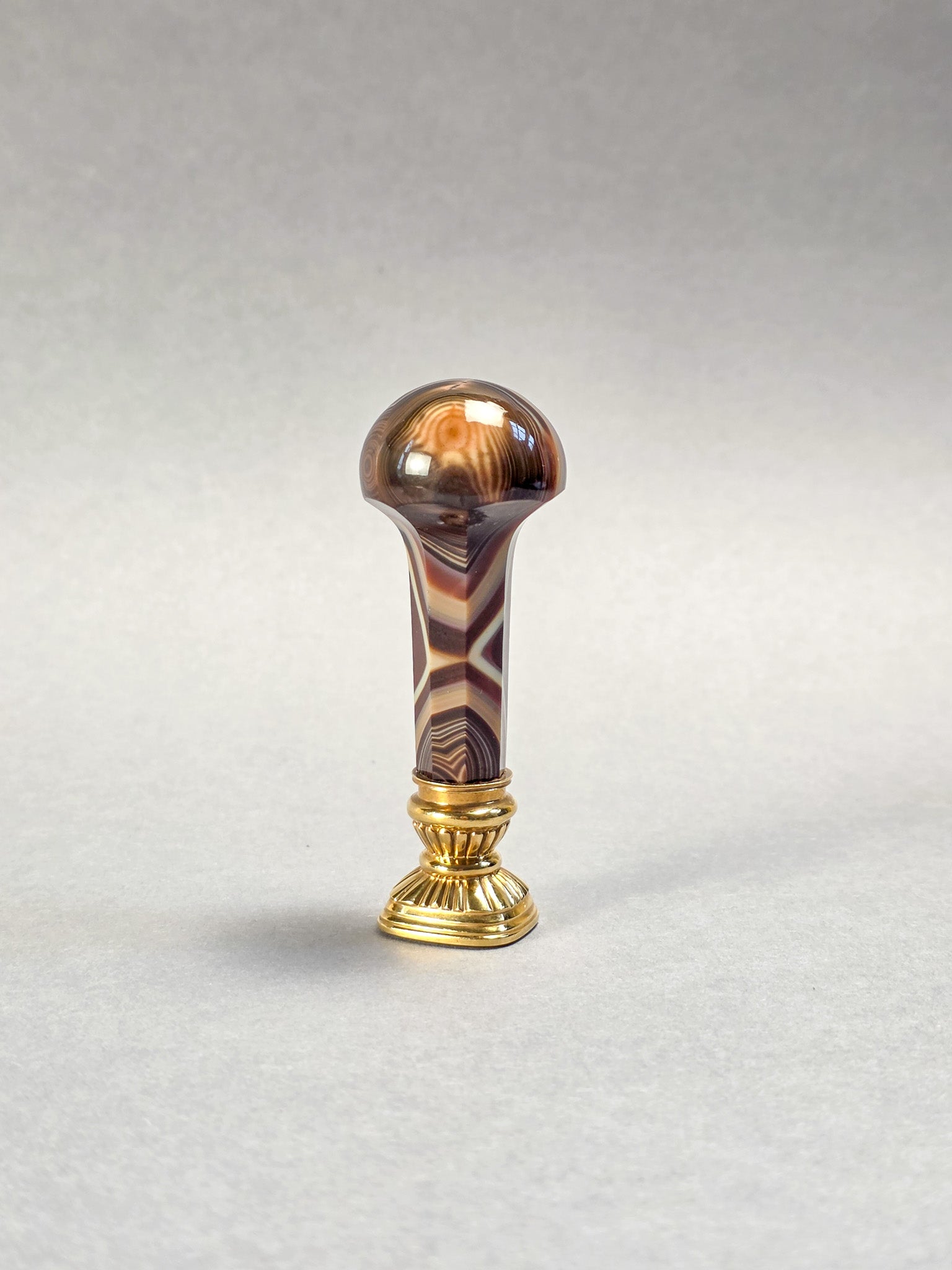 THE ALTHORP SEAL A LATE 19TH CENTURY BANDED AGATE AND GOLD DESK SEAL