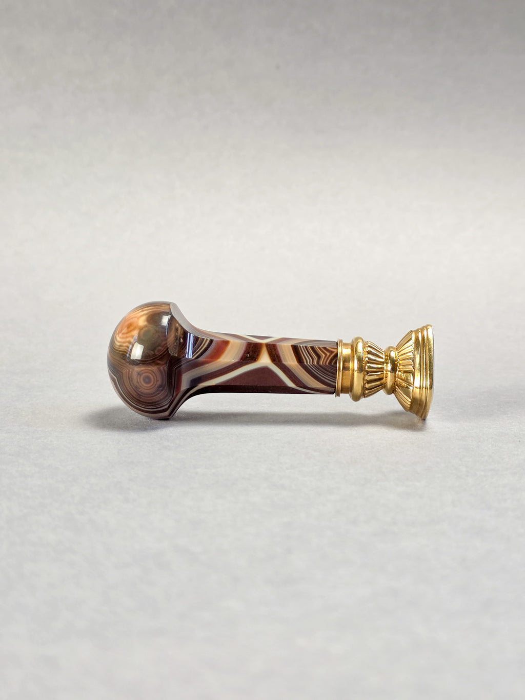 THE ALTHORP SEAL A LATE 19TH CENTURY BANDED AGATE AND GOLD DESK SEAL