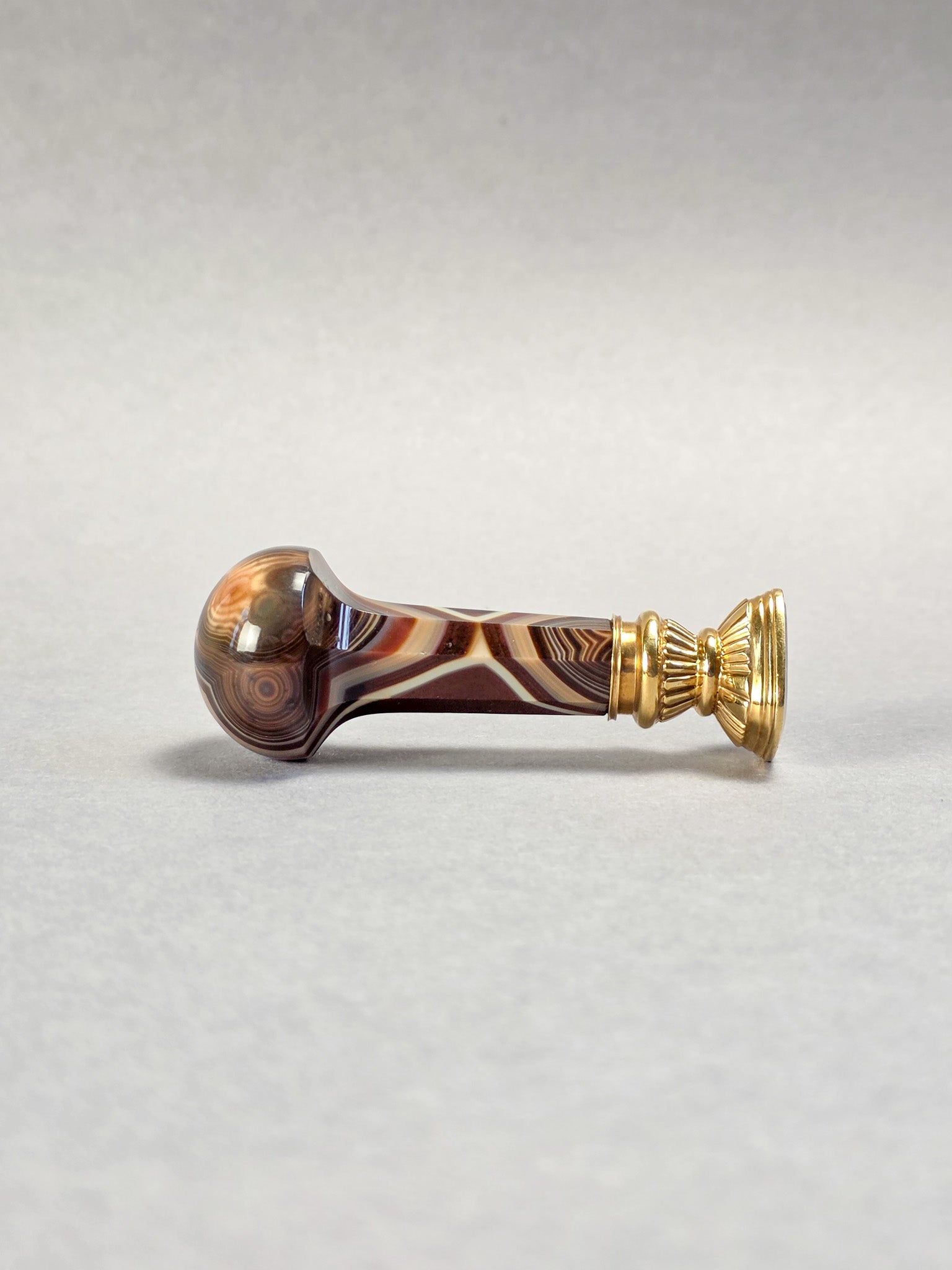 THE ALTHORP SEAL A LATE 19TH CENTURY BANDED AGATE AND GOLD DESK SEAL