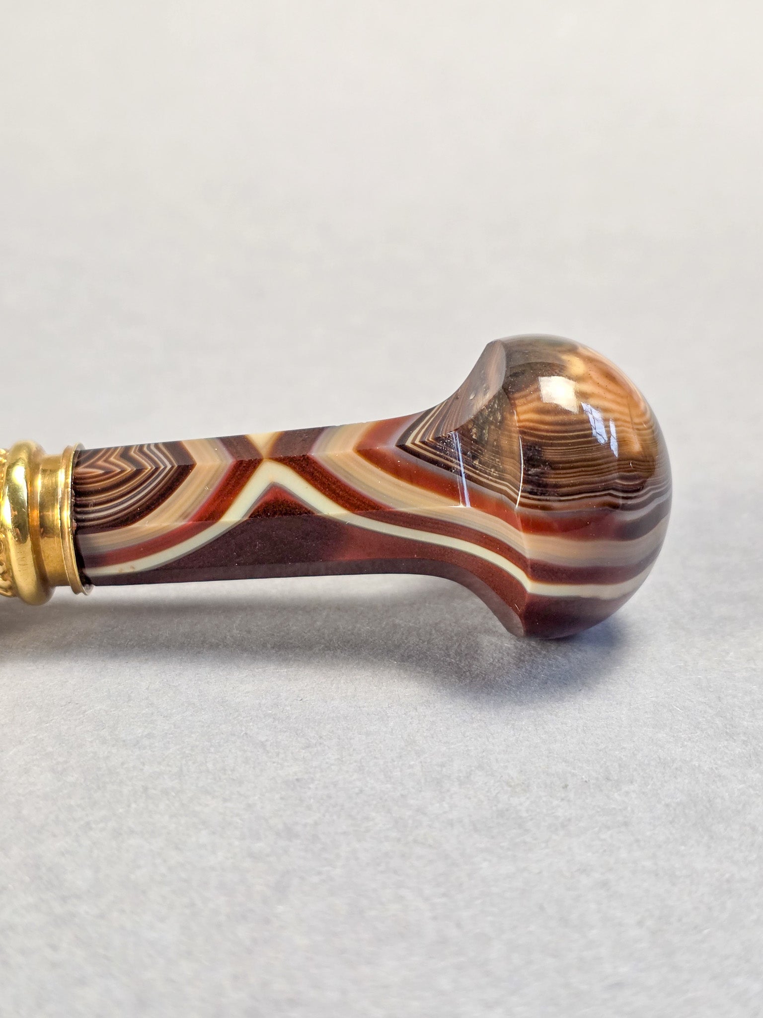 THE ALTHORP SEAL A LATE 19TH CENTURY BANDED AGATE AND GOLD DESK SEAL