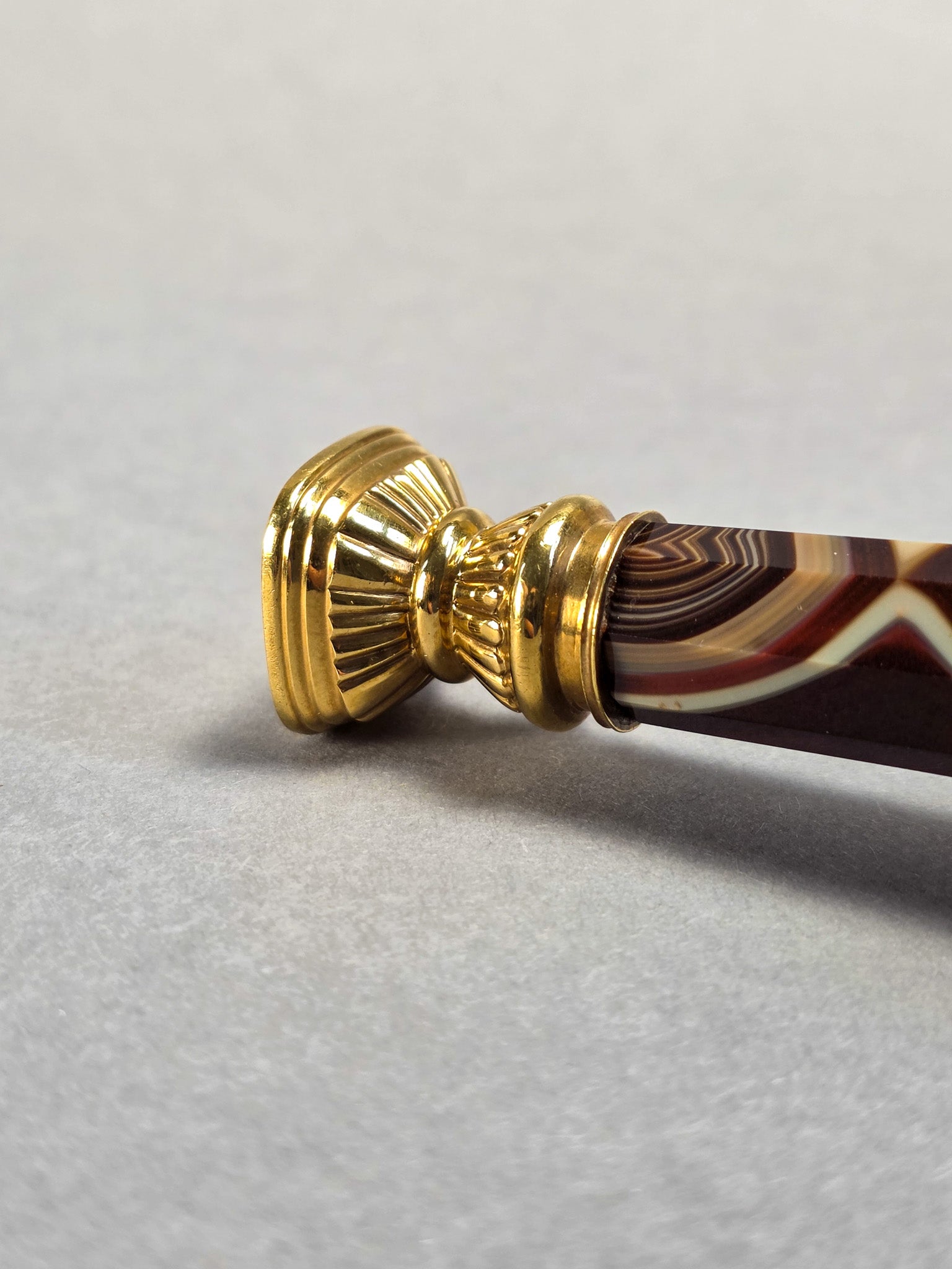 THE ALTHORP SEAL A LATE 19TH CENTURY BANDED AGATE AND GOLD DESK SEAL