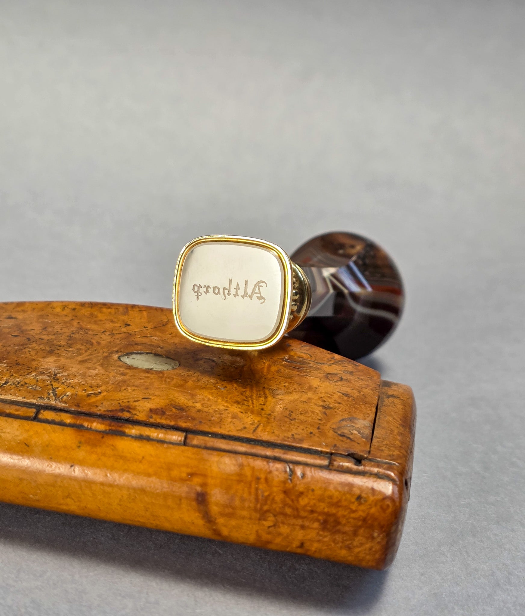 THE ALTHORP SEAL A LATE 19TH CENTURY BANDED AGATE AND GOLD DESK SEAL