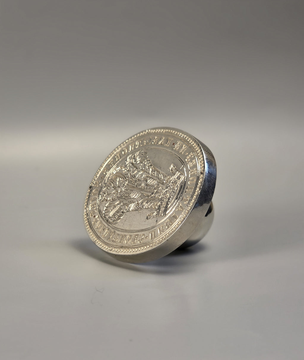A CONTINENTAL 19TH CENTURY ARMORIAL DESK SEAL