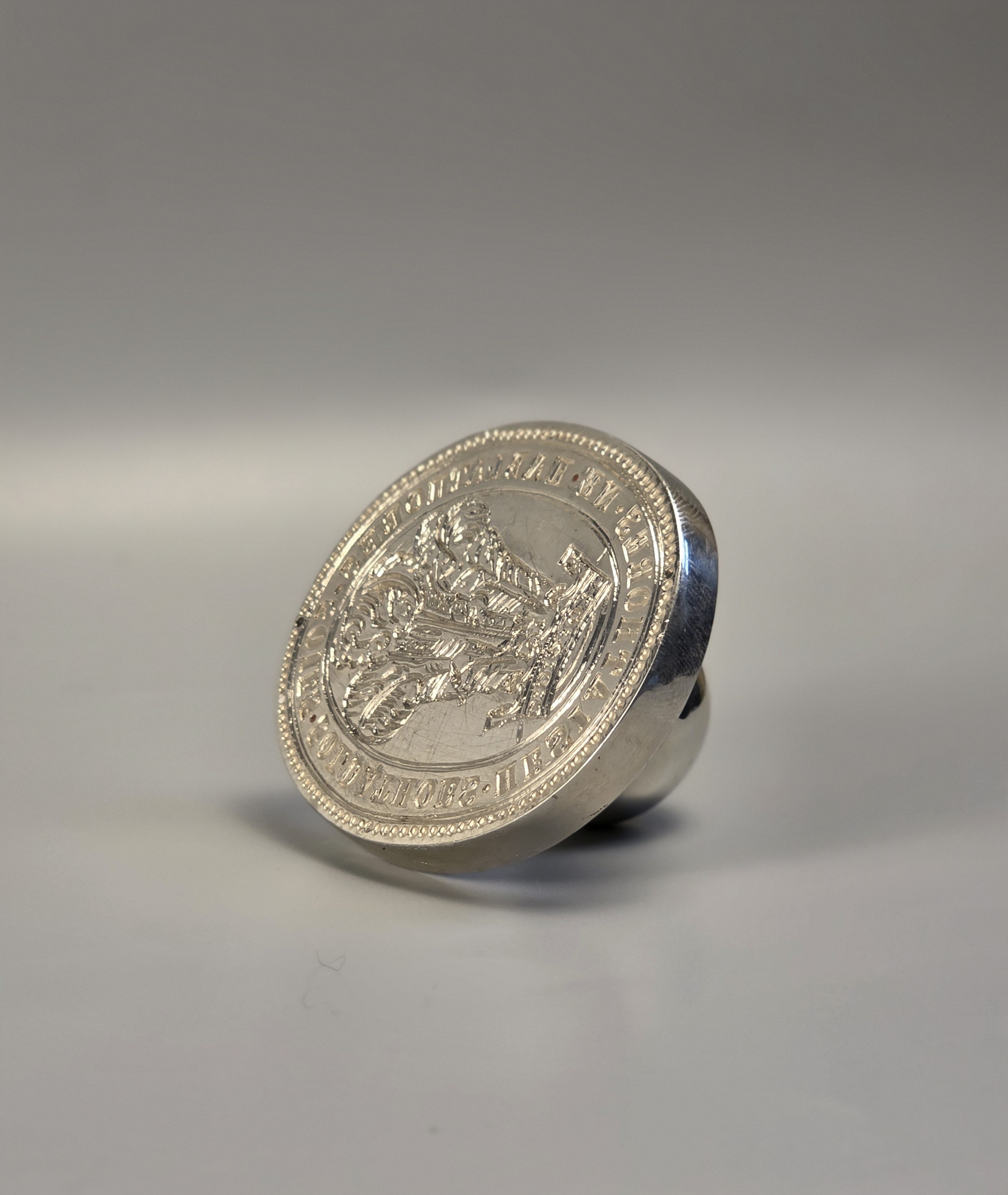 A CONTINENTAL 19TH CENTURY ARMORIAL DESK SEAL