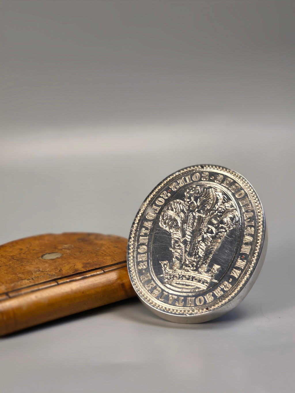 A CONTINENTAL 19TH CENTURY ARMORIAL DESK SEAL