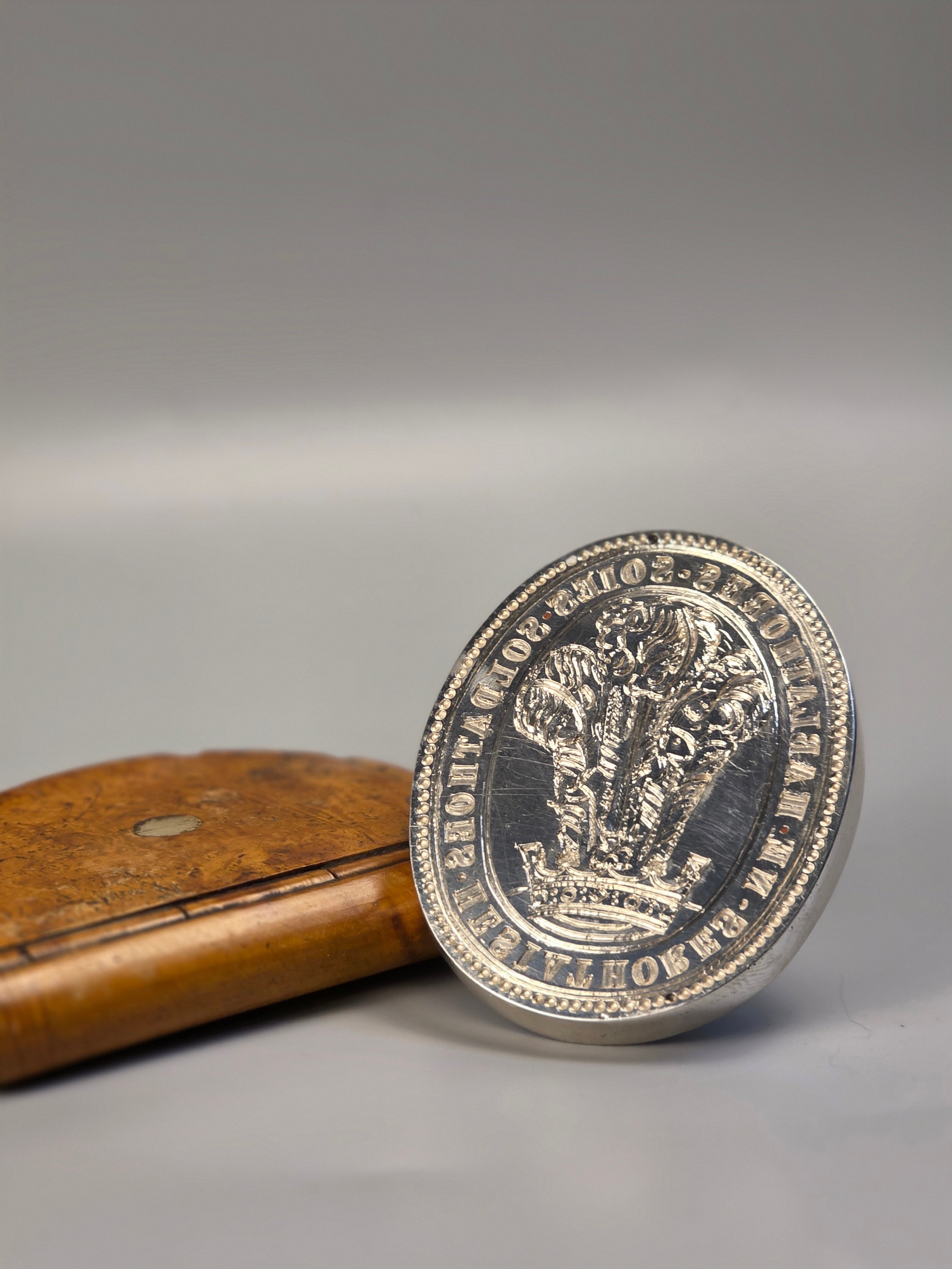 A CONTINENTAL 19TH CENTURY ARMORIAL DESK SEAL