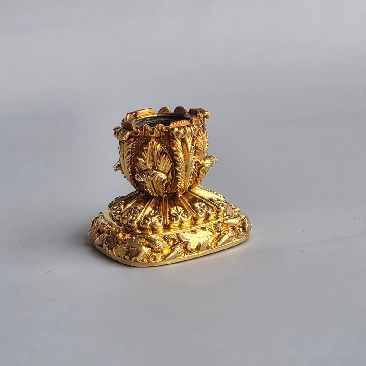AN ENGLISH GOLD & CARNELIAN ARMORIAL DESK SEAL
