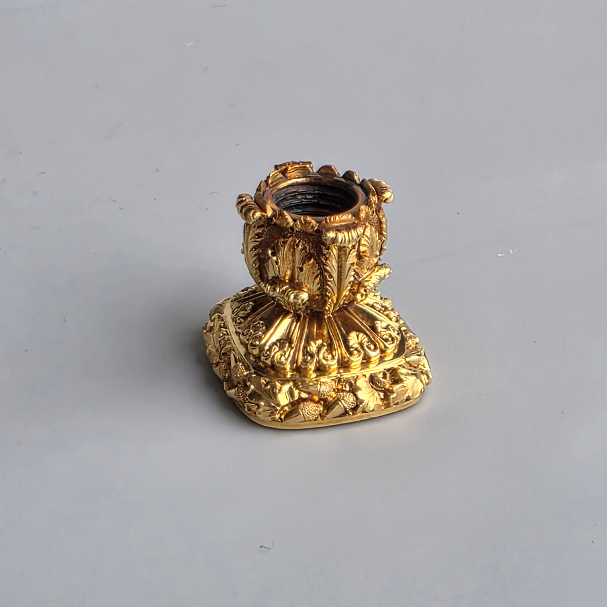 AN ENGLISH GOLD & CARNELIAN ARMORIAL DESK SEAL