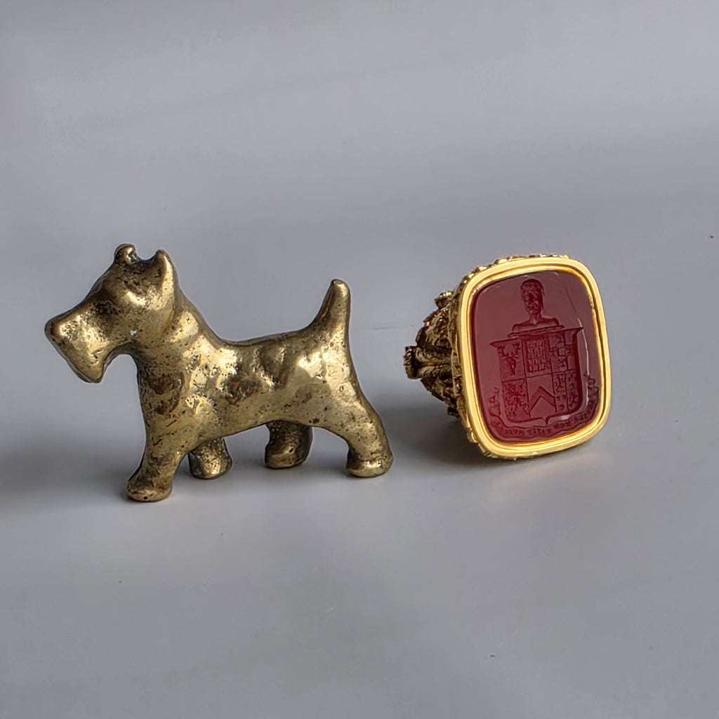 AN ENGLISH GOLD & CARNELIAN ARMORIAL DESK SEAL