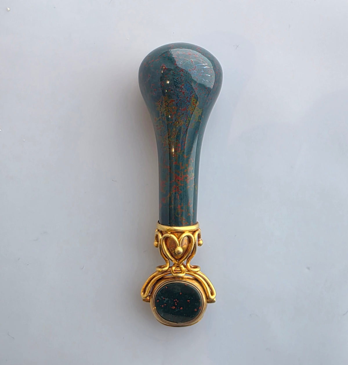 A GOLD-MOUNTED ENGLISH HARDSTONE TRIPLE-SWIVEL DESK SEAL
