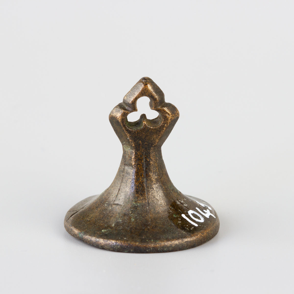 Bronze wax seal with triform suspension loop