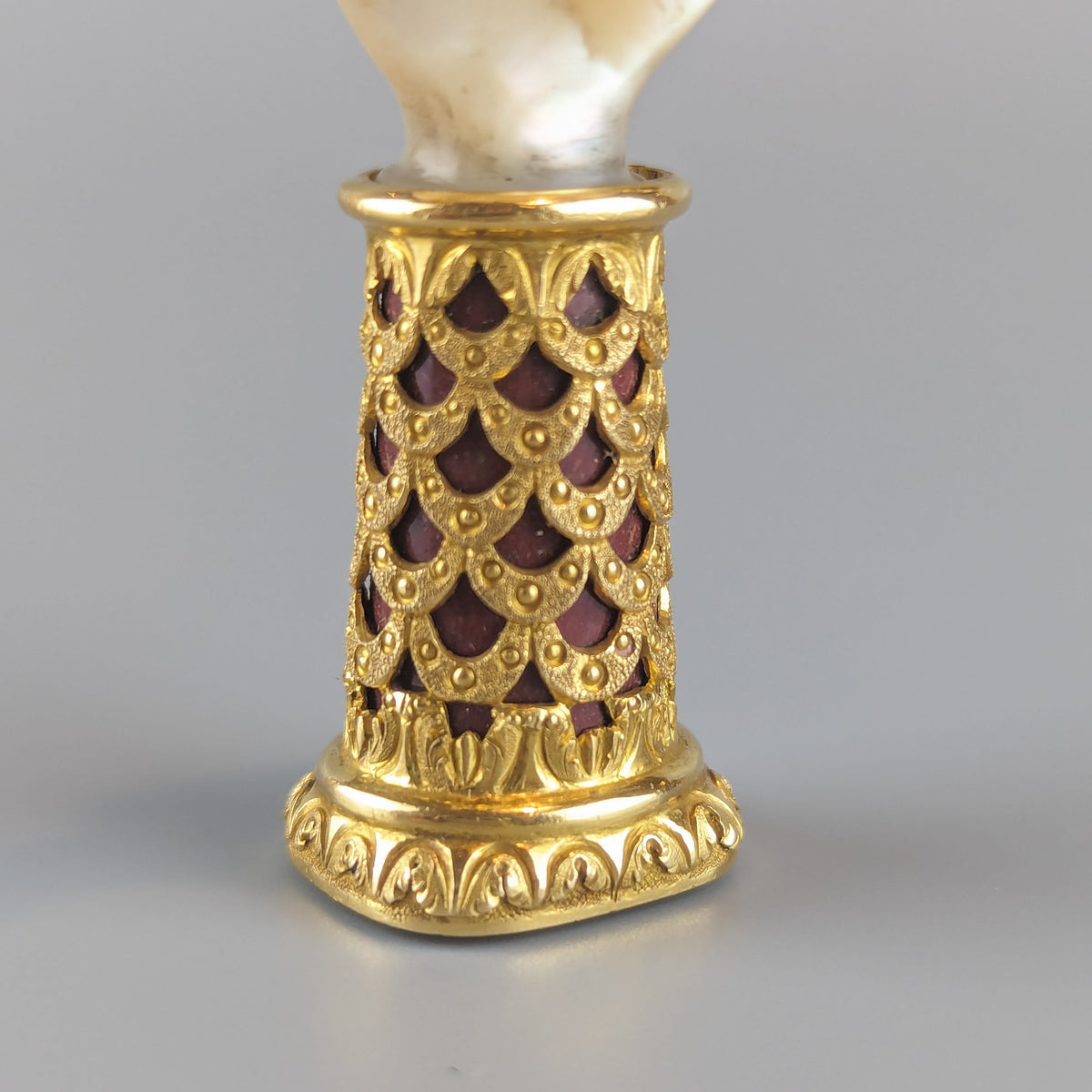 Gold and hardstone stem of antique wax hand seal
