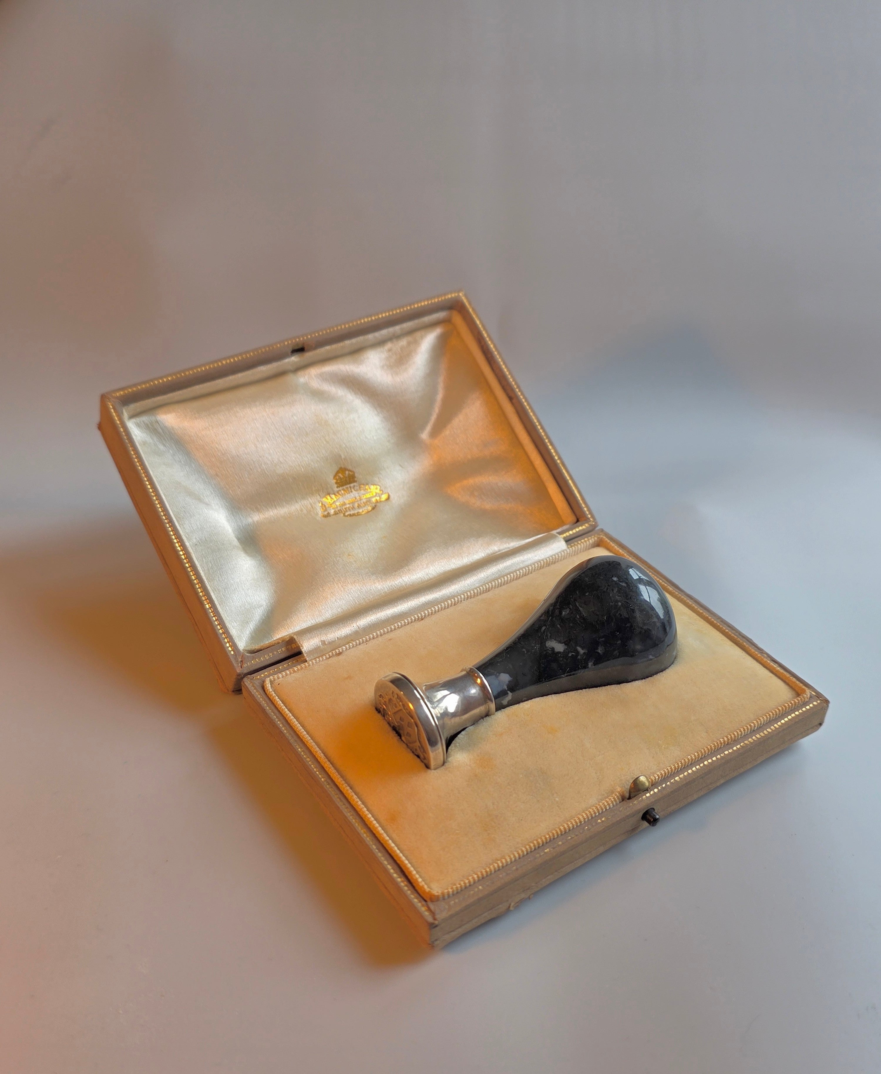 19THC IRISH HARDSTONE SILVER ANTIQUE WAX SEAL - FREEMAN + ORIGINAL CASE