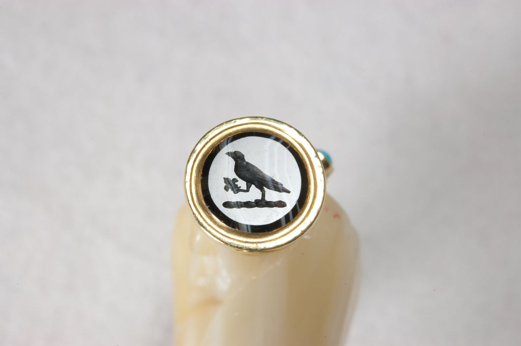 Small engraved matrix engraved with crow holding a fleur de lys