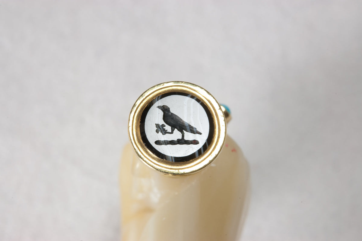 Small engraved matrix engraved with crow holding a fleur de lys