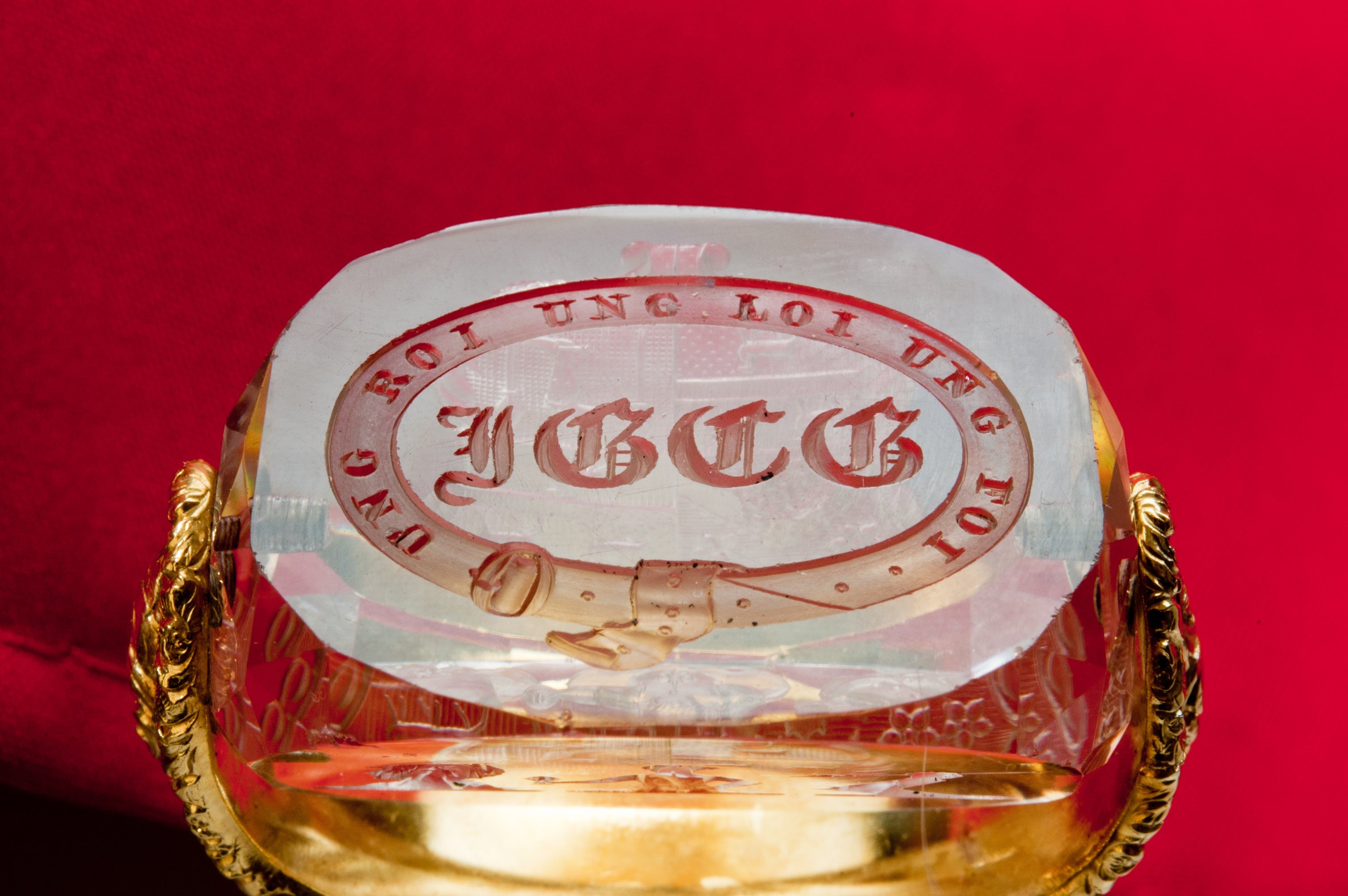 Initials and motto Une Roi Une Loi Une Foi  crystal matrix wax seal