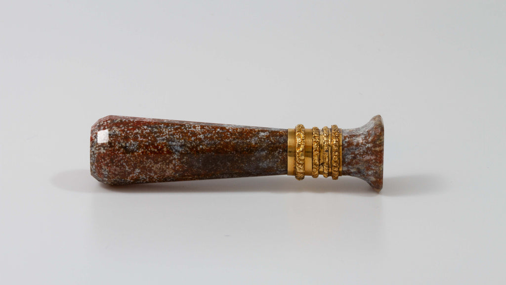 Side view of gold and jasper seal